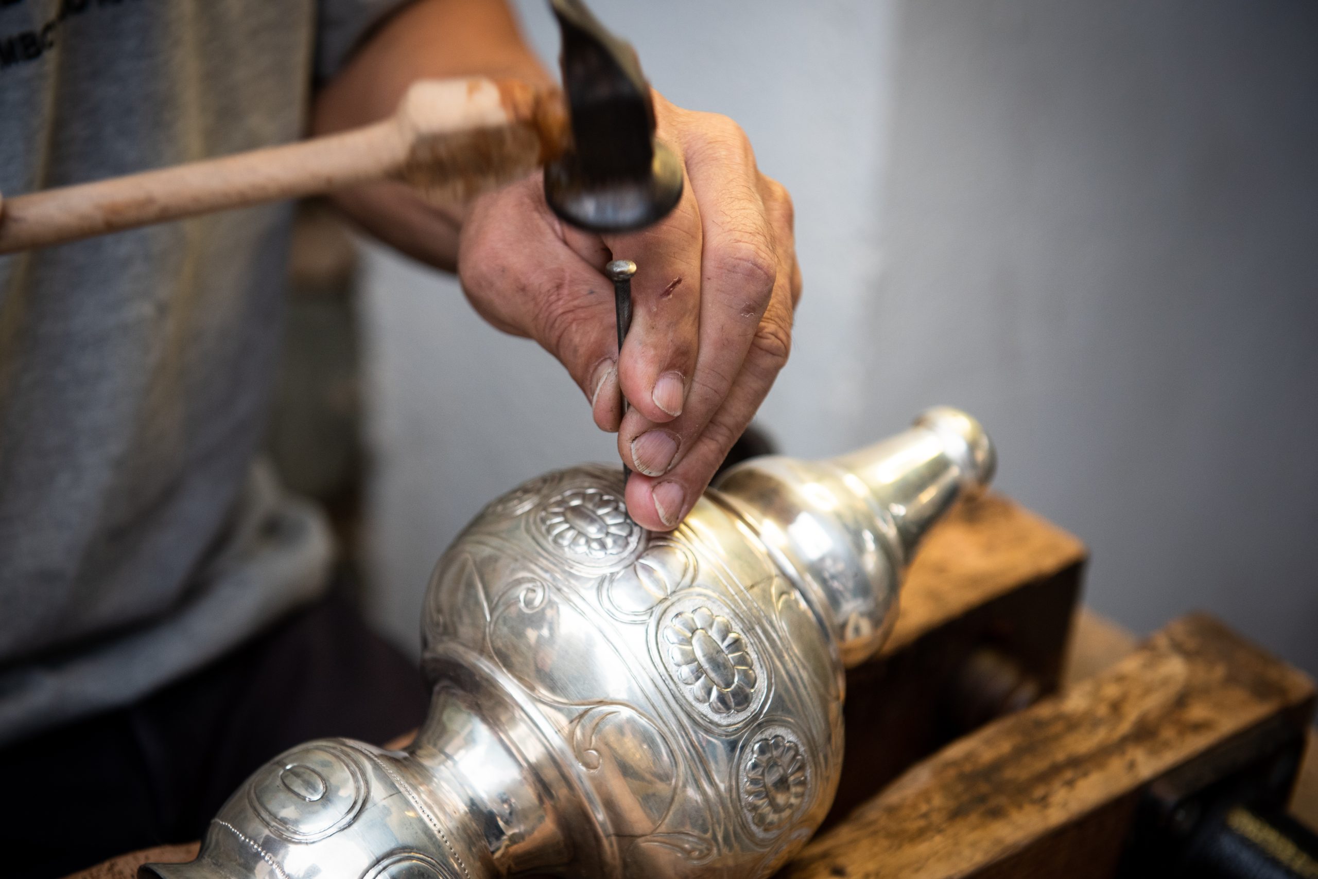 jewellery-maker-working-in-workshop-crafting-homem-2025-03-08-14-28-25-utc