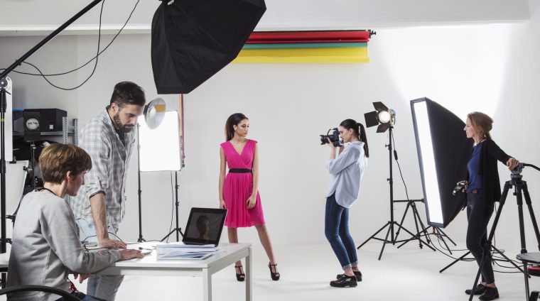 photographer-photographing-fashion-model-in-white-2024-06-24-20-22-43-utc photographer-photographing-fashion-model-in-white-2024-06-24-20-22-43-utc