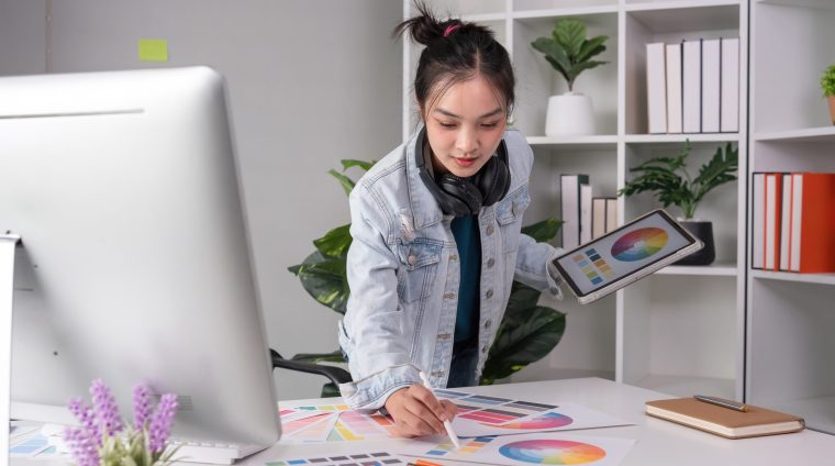 female-designer-wearing-headphones-listening-to-mu-2025-01-16-13-25-45-utc female-designer-wearing-headphones-listening-to-mu-2025-01-16-13-25-45-utc